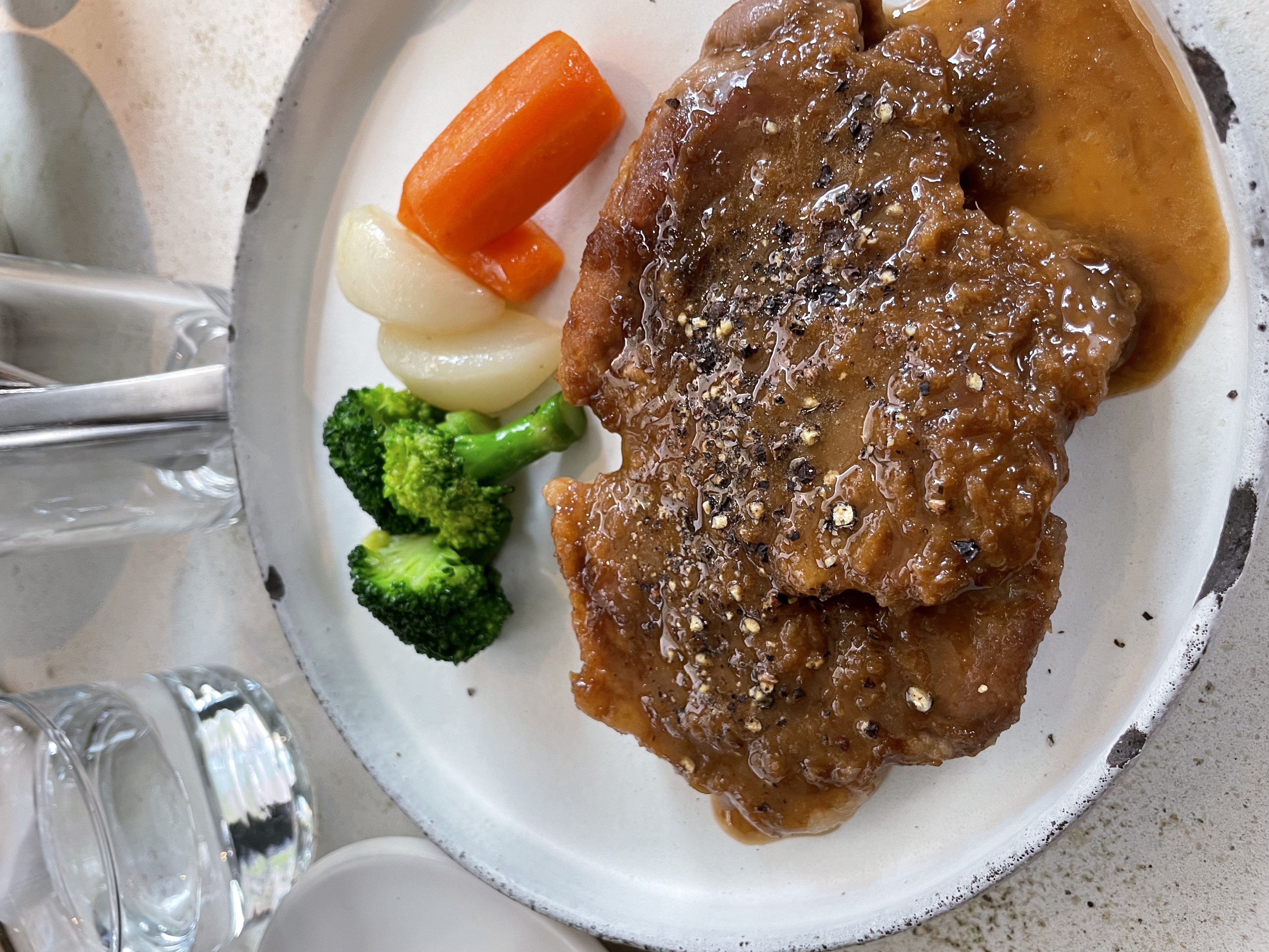 Glazed meat with broccoli and carrots